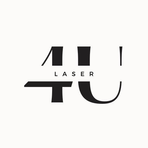 Jest to logo firmy Laser4U. 4 i U są przecięte w połowie i w tym przecięciu znajduje się napis LASER